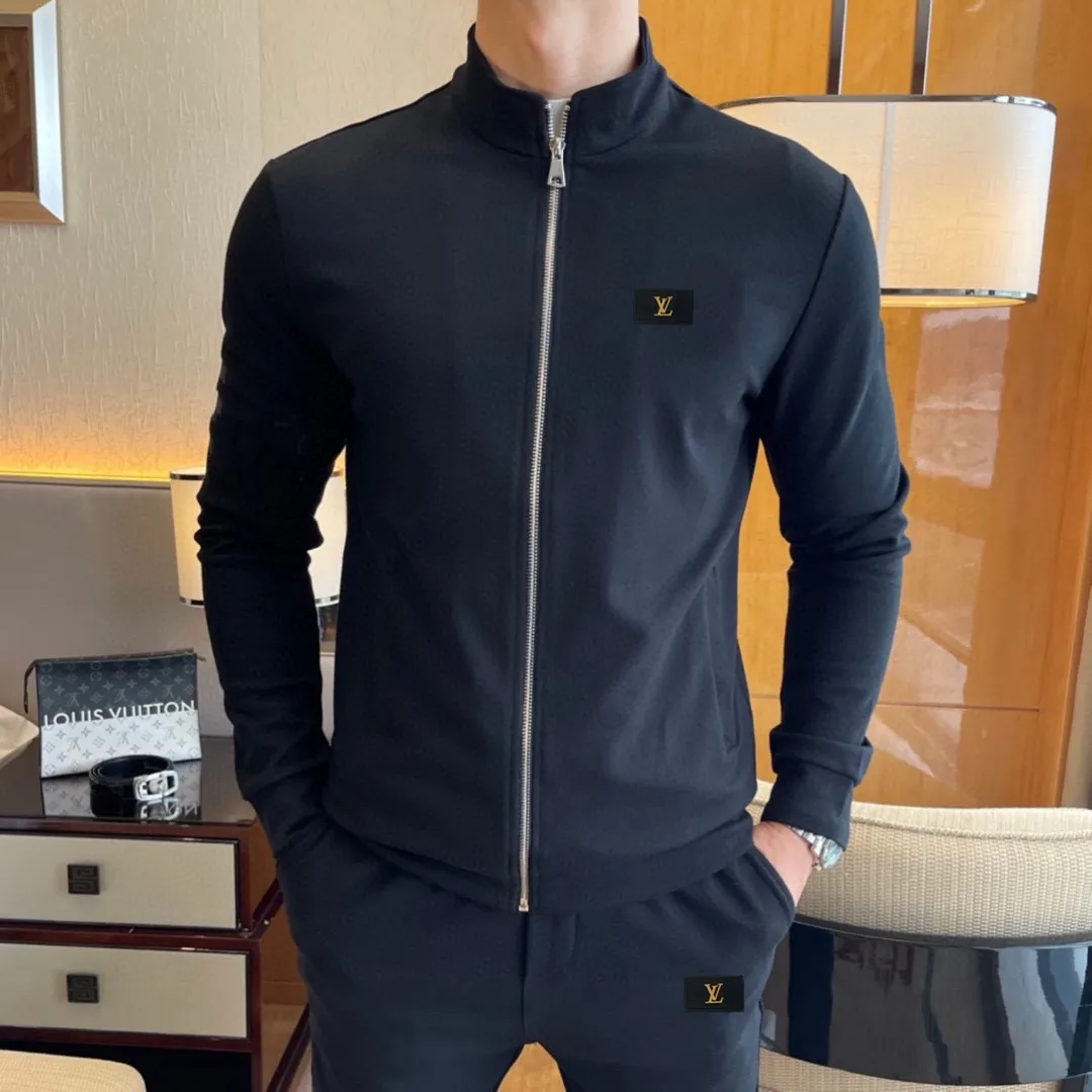 🅿️420 [LV Louis Vuitton] (Fat Man Gospel) hot-selling suit is coming. Focus on the original version of the official website. 2025 new hot-selling cardigan sweater suit. The original order is the best. 🇭🇰The meticulous work of top designers is dedicated to a fitting and perfect upper body effect. All-natural high-quality Roman cotton 100%, close-fitting comfort, noble and elegant! Original hardware embodies elegance and nobility! Counter size: M-5XL (maximum wear up to 220 pounds)